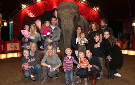 Slavní rodiče a jejich děti se zvěčnili se slonem