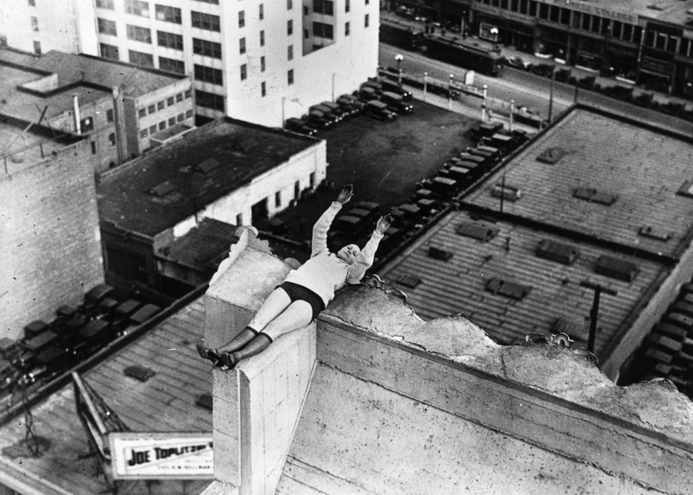 Gladys Roy trénuje na vrcholcích mrakodrapu v Los Angeles (1925)