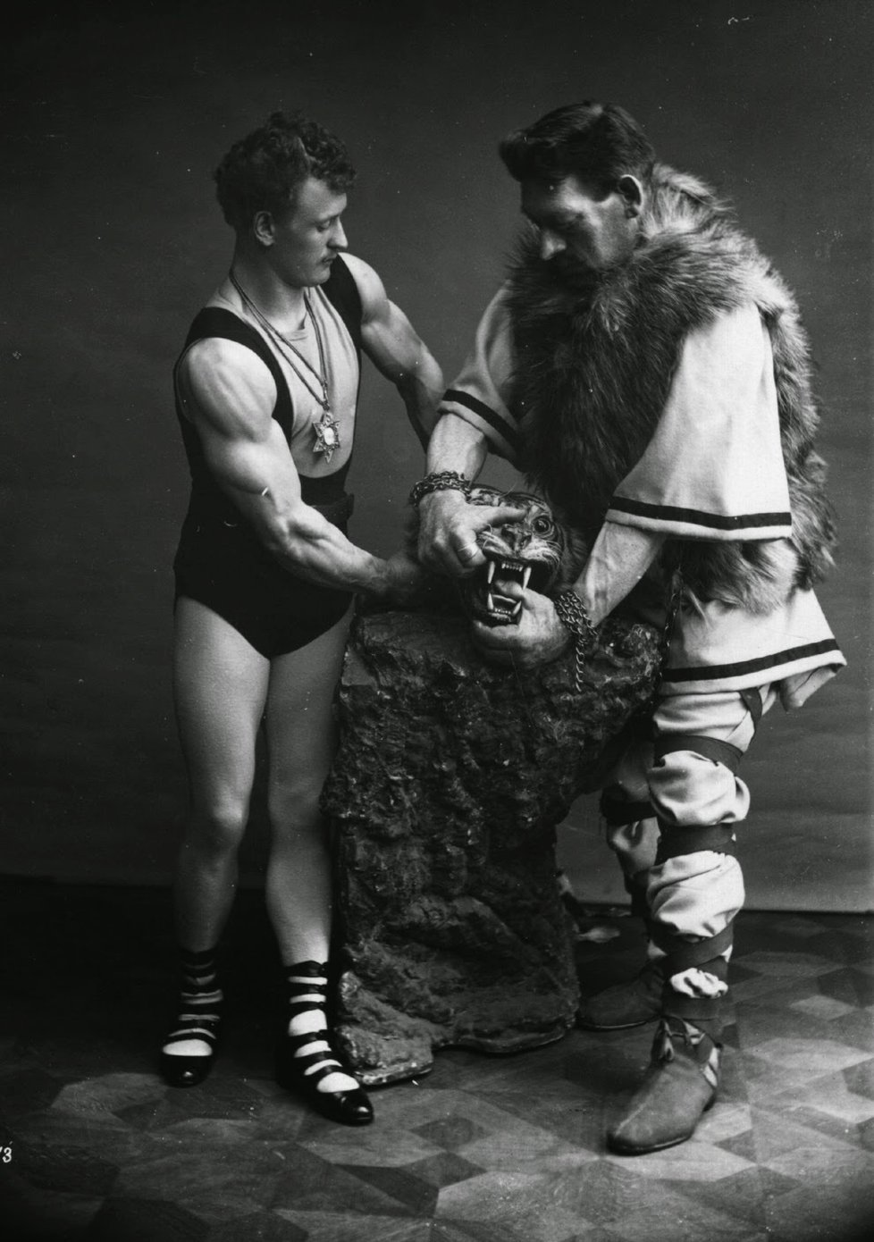 Eugene Sandow se &#34;pere&#34; s medvědem (1916)