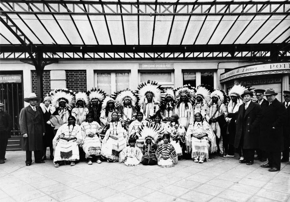 Rodina indiánů jako součást cirkusu Sarrasani (1930)