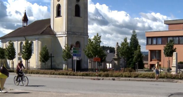 Na Kutnohorsku se roušky vrátily i do obchodů: 33 nakažených z ohniska v Církvici