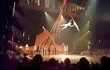 Akrobat z Cirque du Soleil zemřel při vystoupení, spadl z popruhů na scénu.
