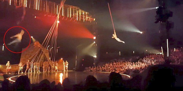 Akrobat z Cirque du Soleil zemřel při vystoupení, spadl z popruhů na scénu.