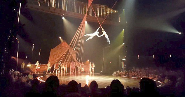 Akrobat z Cirque du Soleil zemřel při vystoupení, spadl z popruhů na scénu.