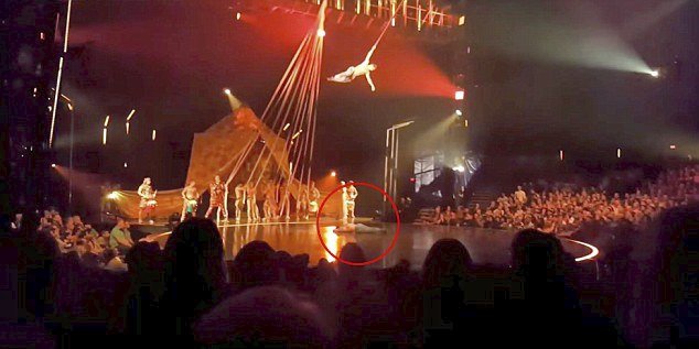 Akrobat z Cirque du Soleil zemřel při vystoupení, spadl z popruhů na scénu.