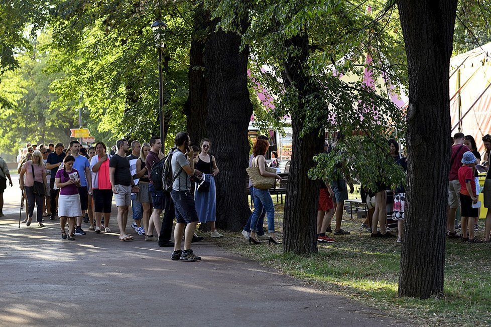 Cirque Inextremiste předvedli šílenou show s bagrem.