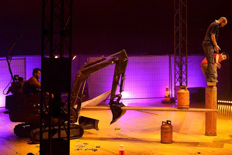 Cirque Inextremiste předvedli šílenou show s bagrem.