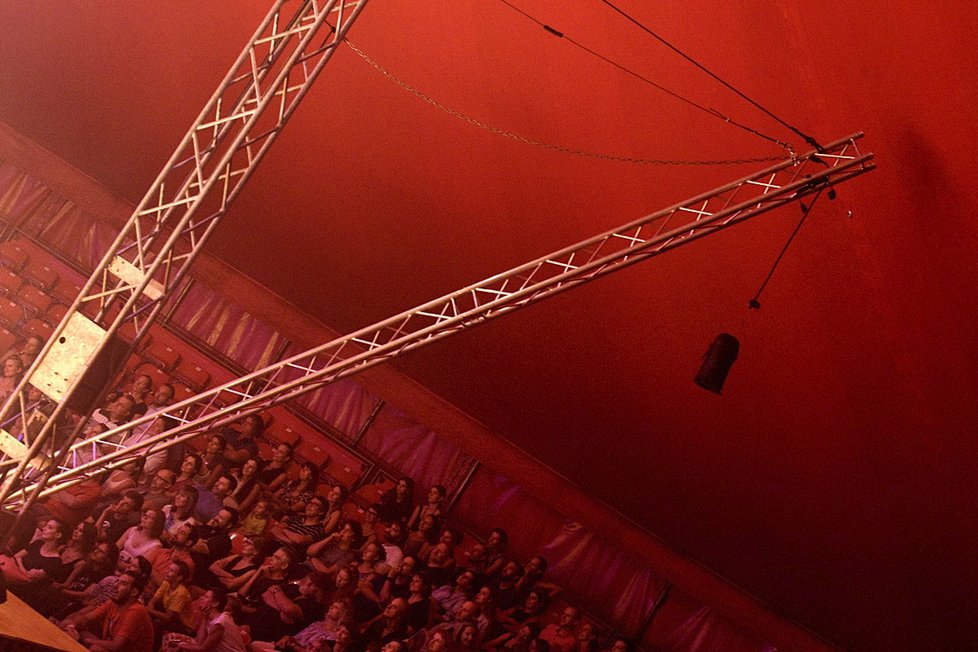 Cirque Inextremiste předvedli šílenou show s bagrem.