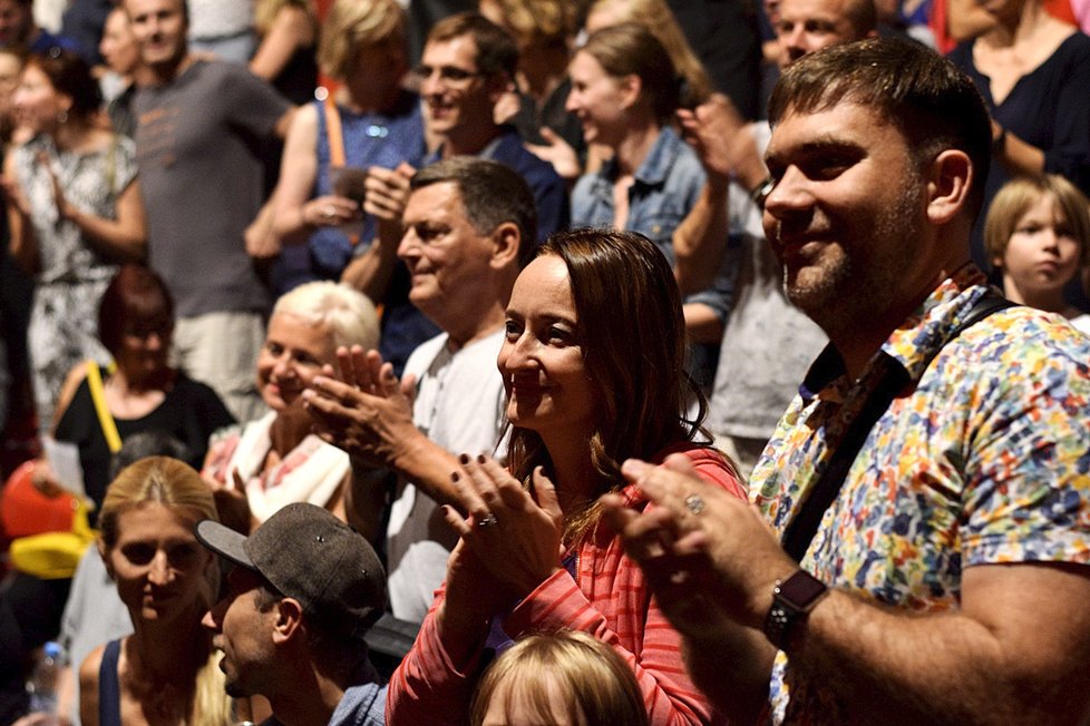 Cirque Inextremiste předvedli šílenou show s bagrem.