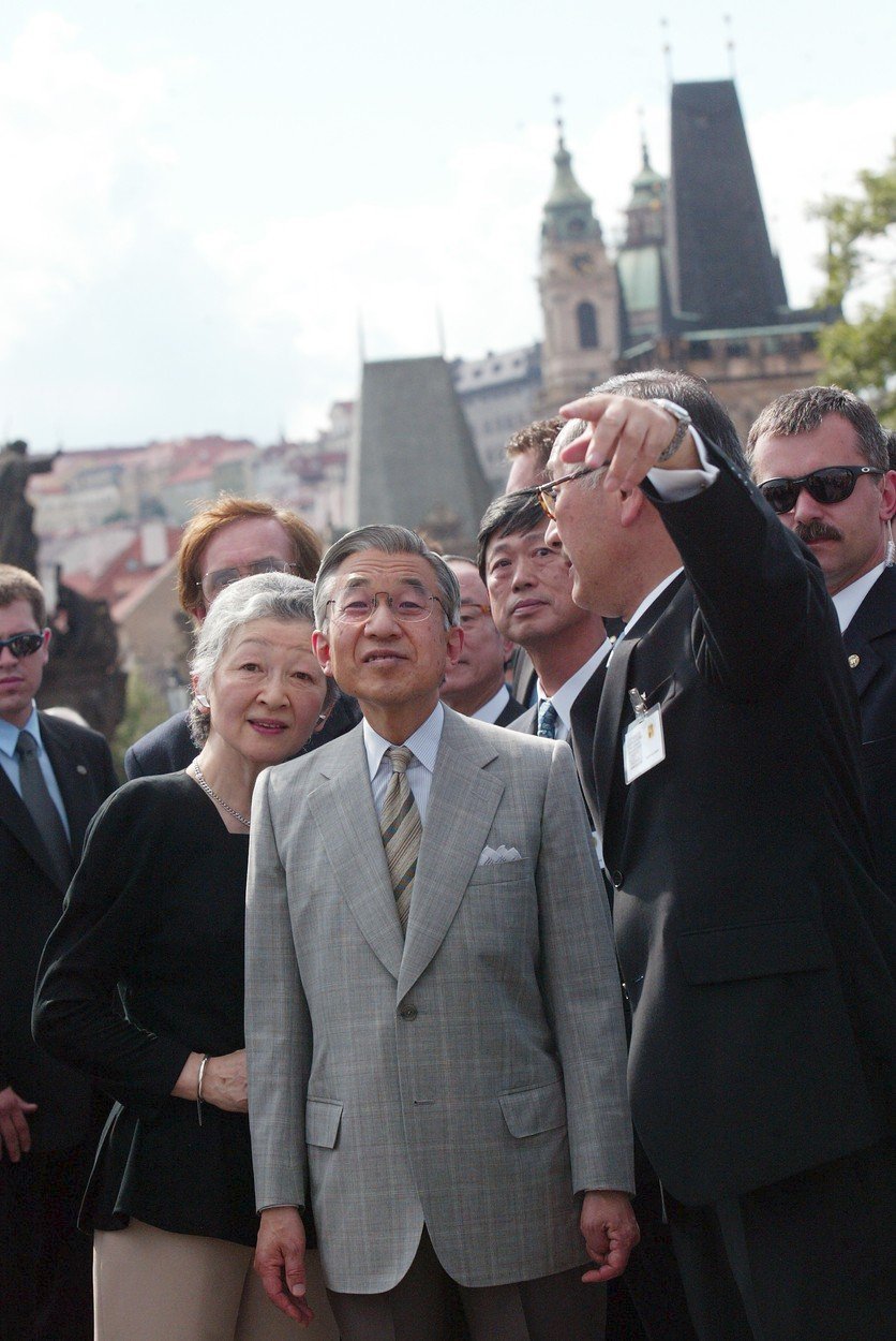 Císař Akihito s císařovnou Mičiko na čtyřdenní státní návštěvě České republiky v červenci 2002.
