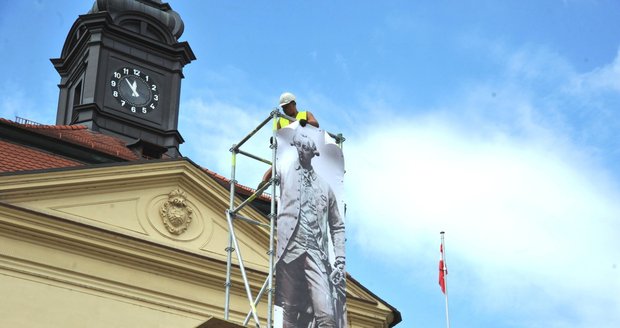 Na místě, kde by měl stát pomník s bronzovou sochou Josefa II., postavili dělníci její maketu. Brňané mají do 15. srpna hlasovat, zda s návrhem na nové umístění souhlasí.