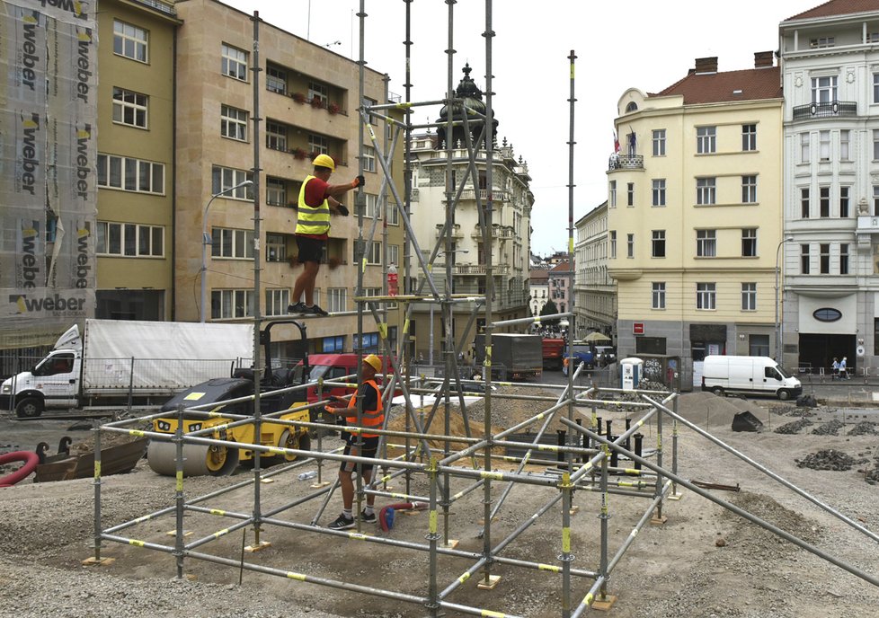 Na místě, kde by měl stát pomník s bronzovou sochou Josefa II., postavili dělníci její maketu. Brňané mají do 15. srpna hlasovat, zda s návrhem na nové umístění souhlasí.