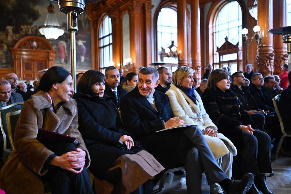 Premiér Andrej Babiš (ANO) s hejtmankou karlovarského kraje Janou Mračkovou Vildumetzovou (ANO) a ministryní financí Alenou Schillerovou (ANO).