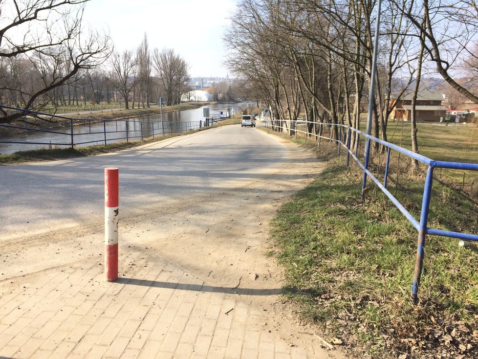 Na Císařském ostrově se nacházejí dvě cedule, které dokážou pořádně zmást chodce.