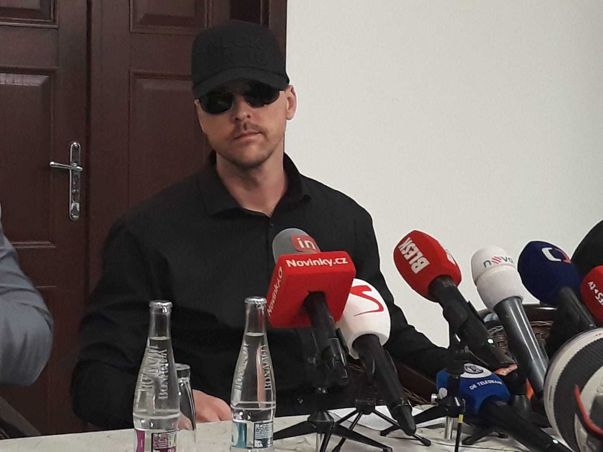 Číšník Miroslav uspořádal tiskovou konferenci.