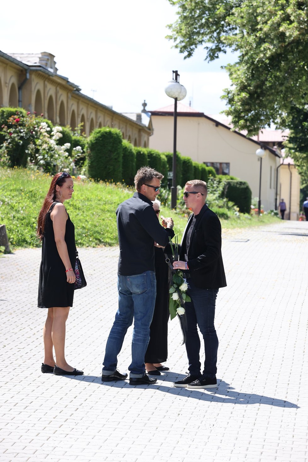 David Limberský strávil po boku Čišovského v obraně Plzně zlaté časy Viktoriánů. Před smuteční síní se zdraví s bývalým kapitánem házenkářské reprezentace Karlem Nocarem