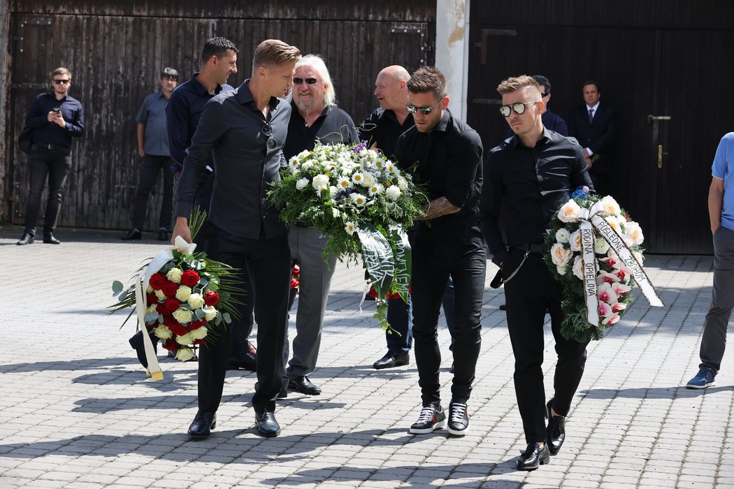 Za Baník přinesli smuteční věnec někdejší spoluhráči Mariána Čišovského Václav Procházka s Martinem Fillem