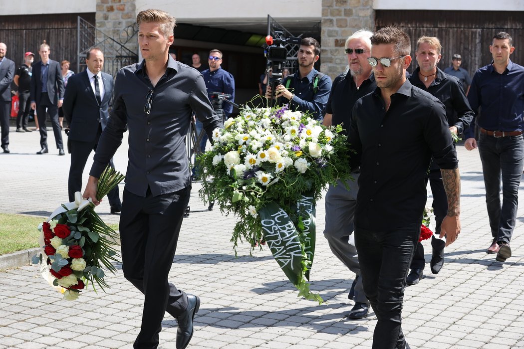 Za Baník přinesli smuteční věnec někdejší spoluhráči Mariána Čišovského Václav Procházka s Martinem Fillem