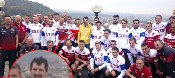 Nemocný fotbalista Marián Čišovský se vyfotil s reprezentací