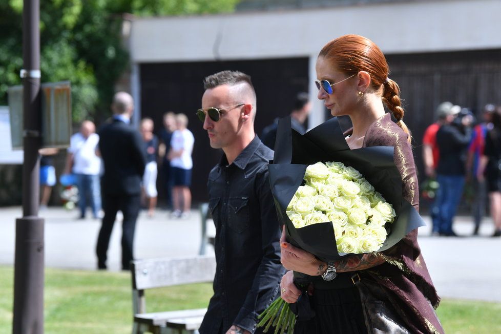 Fotbalista Martin Zeman přichází na pohřeb bývalého spoluhráče Mariána Čišovského
