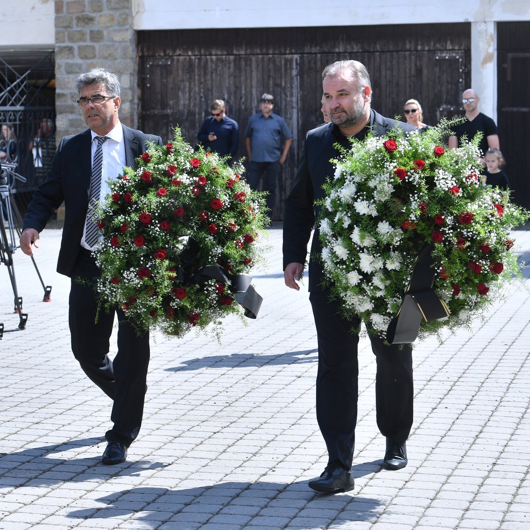 V Plzni se konalo poslední rozloučení s fotbalovým stoperem Mariánem Čišovským, jenž minulou neděli podlehl ALS