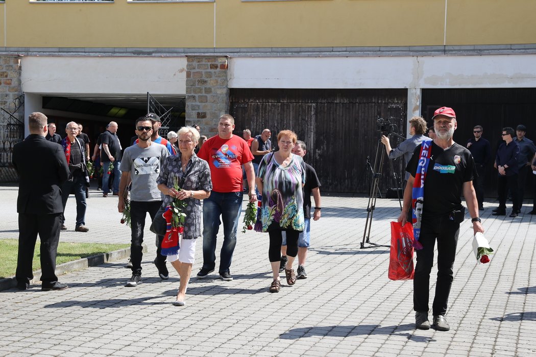 Fanoušci před smuteční síní, kde proběhlo poslední rozloučení s fotbalistou Mariánem Čišovským