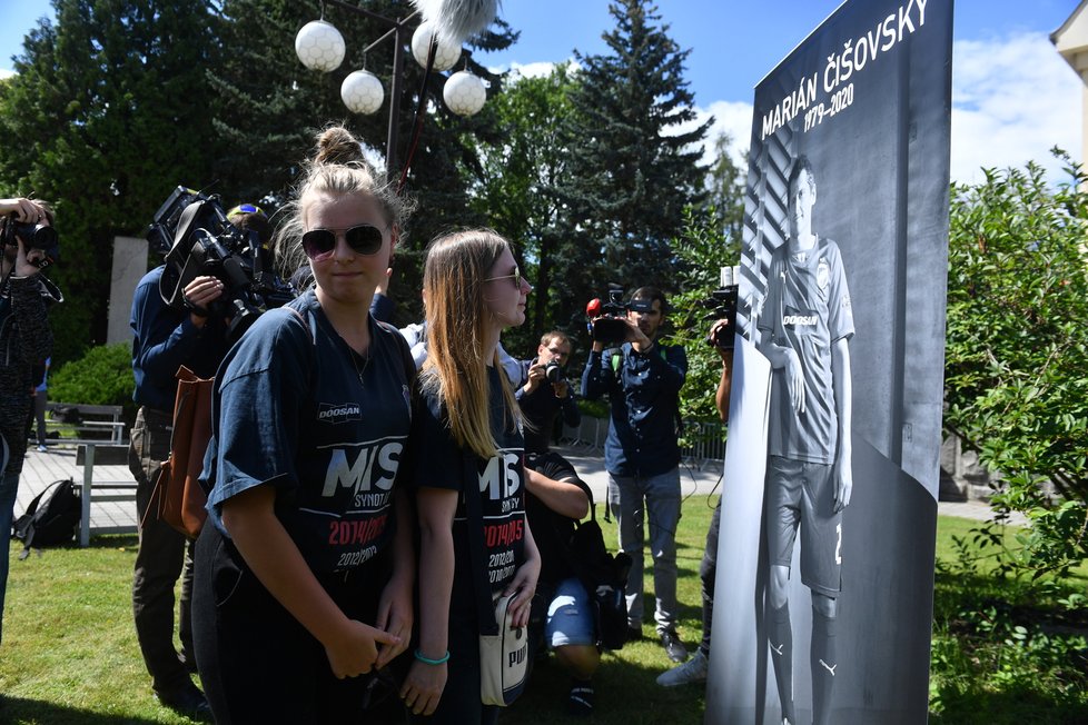 Fanoušci se před smuteční sítí loučí s fotbalistou Mariánem Čišovským