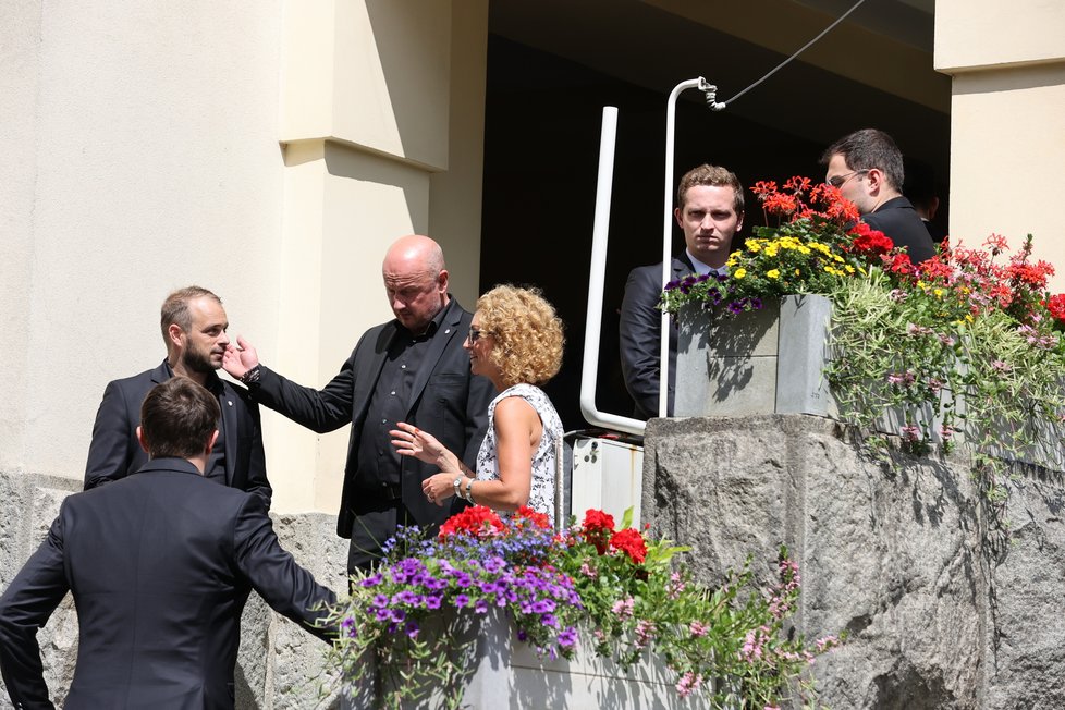 Adolf Šádek na schodech před smuteční síní, kde hosté dali poslední sbohem Mariánu Čišovskému