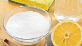 Citron a jedlá soda si poradí se skvrnami od potu i se sifonem