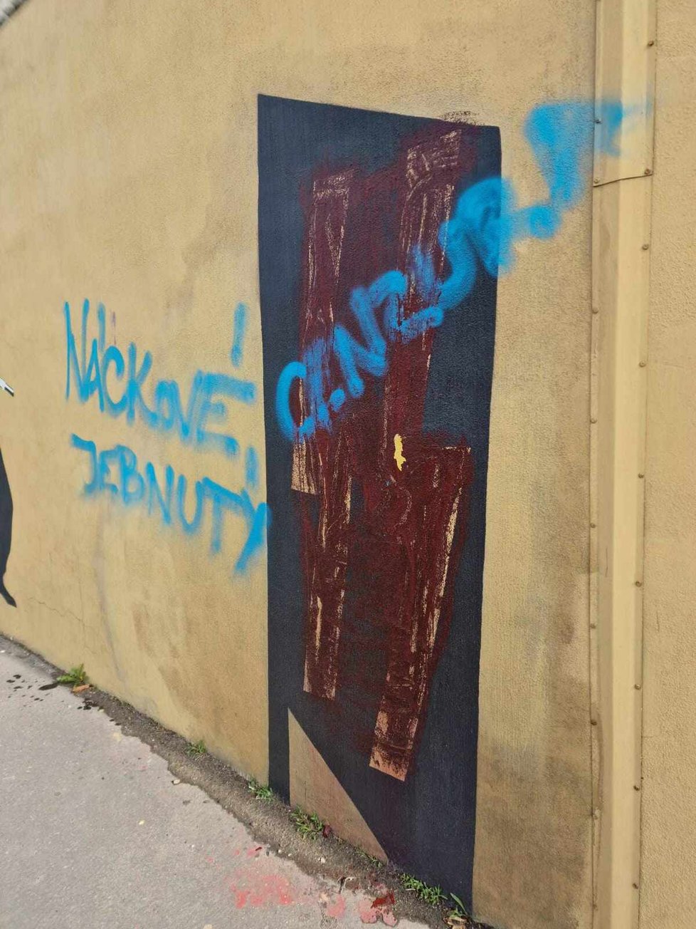Praha 8 dala opravit murál Operace Anthropoid, který opakovaně poškozuje neznámý vandal