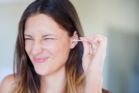 Jak si správně čistit uši? Řada lidí v tom chybuje a zahrává si se svým zdravím!
