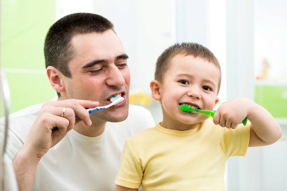 Čištění zubů může pomoci proti koronaviru. Pasta obsahuje stejné složky jako dezinfekční gely (ilustrační foto)