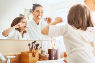 Jak přimět děti, aby si pravidelně čistily zuby? 5 triků, které fungují