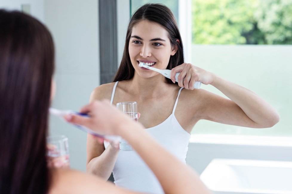 Čištění zubů může pomoci proti koronaviru. Pasta obsahuje stejné složky jako dezinfekční gely (ilustrační foto)
