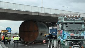 Cisterna uvízlá pod mostem na dálnici D1 způsobila kolaps dopravy v Ostravě.