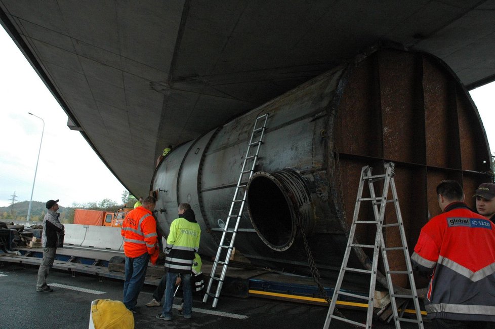 Cisterna uvízlá pod mostem na dálnici D1 způsobila kolaps dopravy v Ostravě.