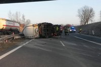 Nehoda cisterny uzavřela dálnici u Prostějova: Teče z ní nebezpečná látka