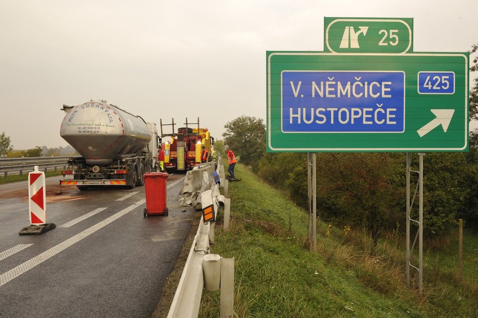 Na dálnici D2 směrem na Brno se v pondělí ráno převrátila cisterna. Technika ji poté dostala zpět na kola.