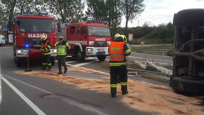 Převrácená cisterna s cementem dnes dopoledne zablokovala nájezd na dálnici D1 na 201. km ve směru na Prahu.