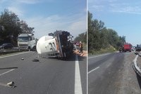 Převrácená cisterna blokuje dálnici D10: Řidiči projížděli naftou, fotili a ohrožovali záchranáře