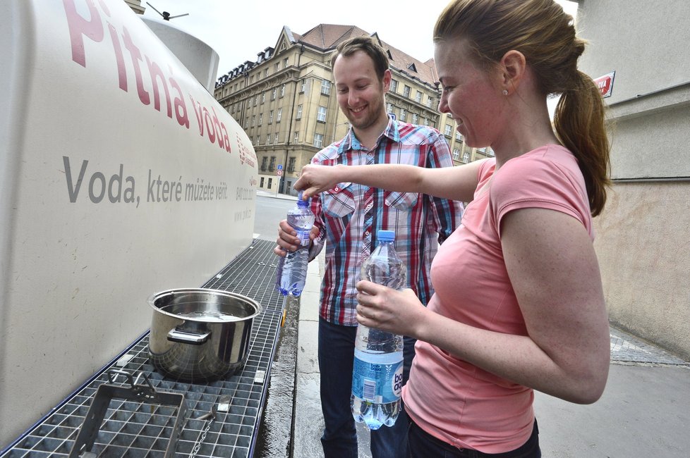 Lidé si v pražských Dejvicích čepují vodu s přistavených cisteren.
