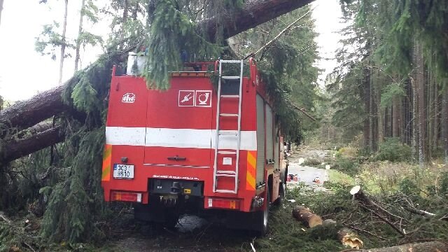 Na cisternu vimperských hasičů spadl během zásahu strom.