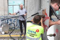 VIDEO: »Čistič« Karlova mostu ukázal, jak se to dělá. S graffiti zatočí v řádech minut