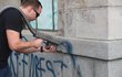 Zbavovat se graffiti lze i laserem. Ten napadá pouze barvu, zeď nechá netknutou a dokonce je pak na dotek studená, jako by se předtím nic nestalo.