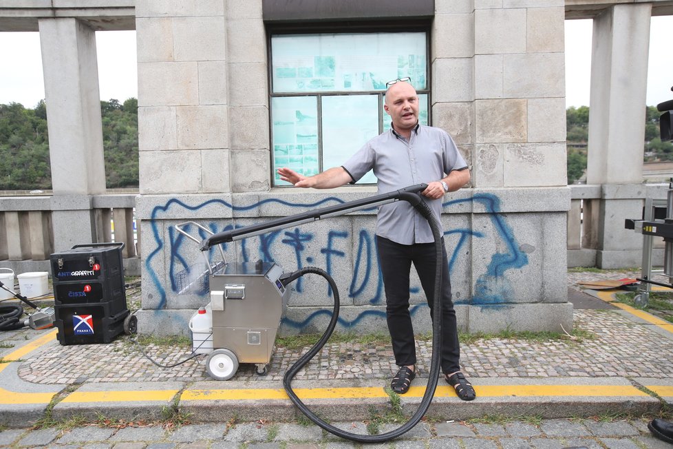 Profesionální čistič graffiti Miloslav Černý, který vešel v povědomí partyzánským očištěním posprejovaného pilíře Karlova mostu, předvedl za účasti veřejnosti i primátora Zdeňka Hřiba, jak se dá účinně pomocí nejmodernějších technologií bojovat s graffiti.