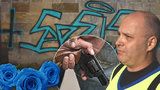 Ženě dal modré růže s černou stuhou a popravil ji: Čistič graffiti z Karlova mostu promluvil o temné minulosti  