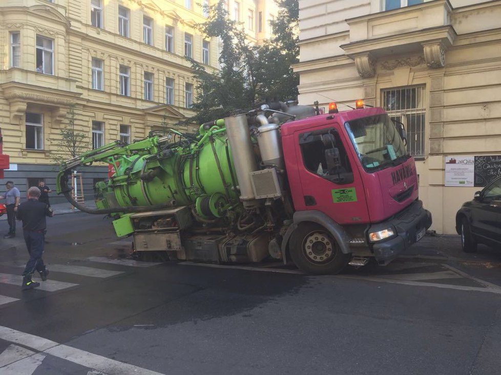 Pod čisticím autem, které váží 16 tun, se v Italské ulici propadla část silnice.