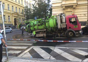 Pod autem se v Italské propadla vozovka.