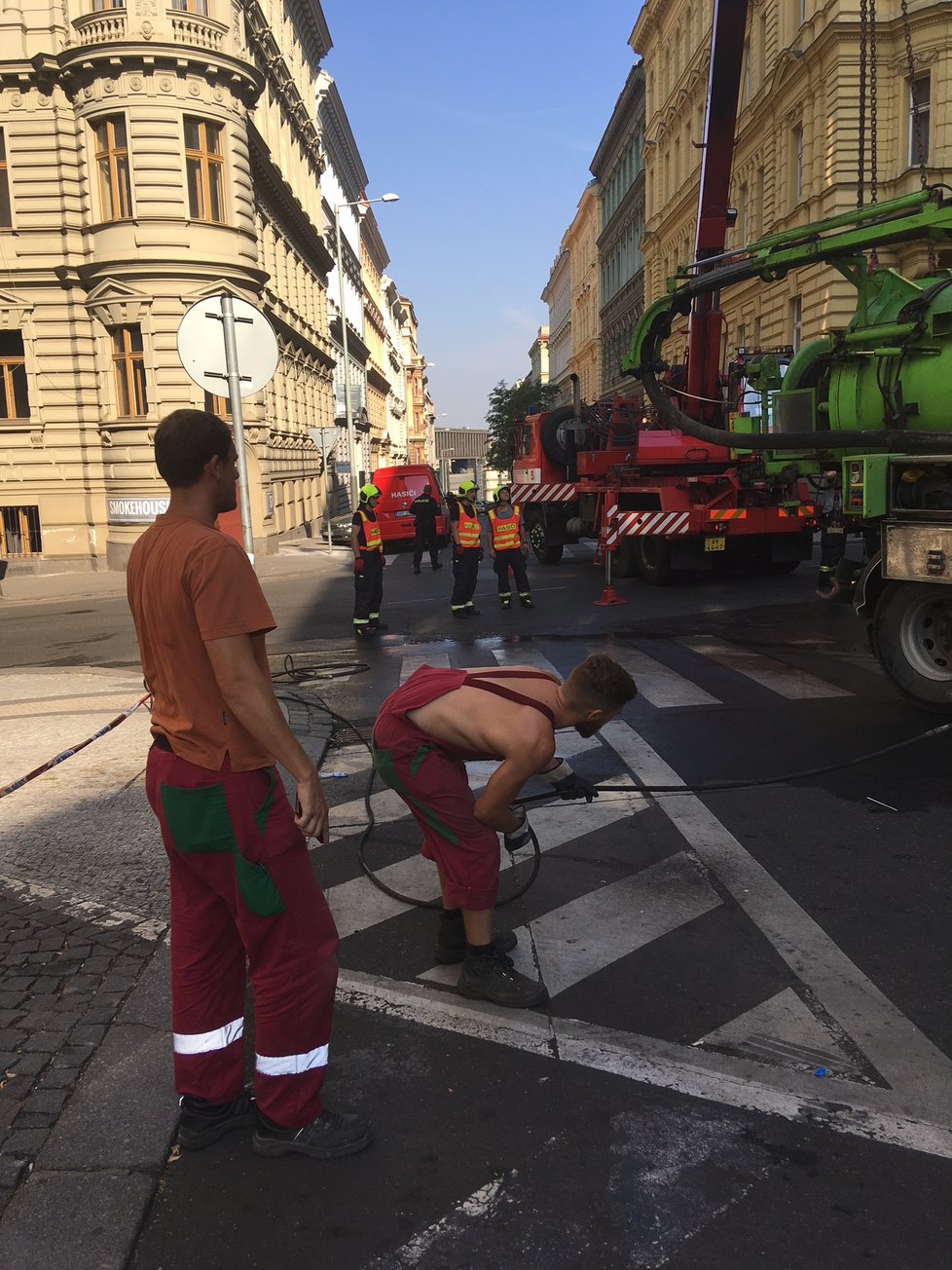 Pod autem se v Italské propadla vozovka.