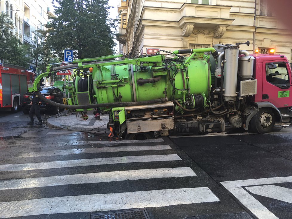 Pod autem se v Italské propadla vozovka.